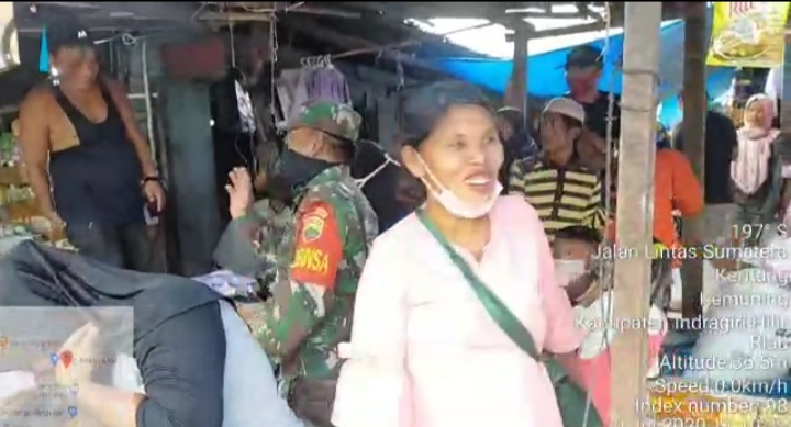 [Video] Babinsa Koramil 09/Kemuning Ingatkan Warga untuk Pake Masker di Pasar Desa Keritang