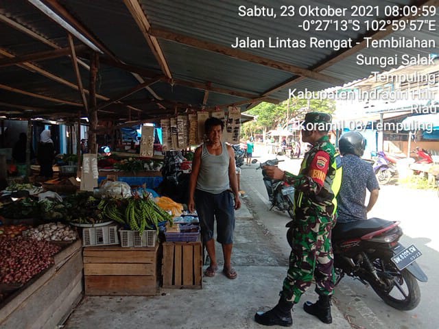 Babinsa Koramil 03/Tempuling Lakukan Komsos Dan Penegakan Disiplin Prokes