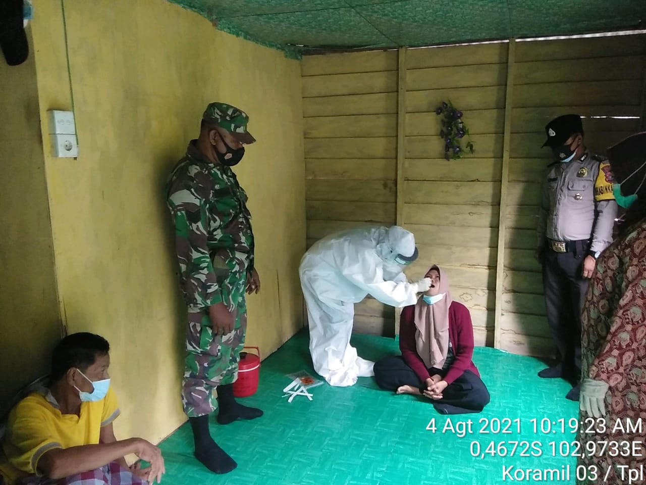 Babinsa 03/Tempuling, Dampingi Nakes Tracing Warga Kontak Erat Dikelurahan Pangkalan Tujuh