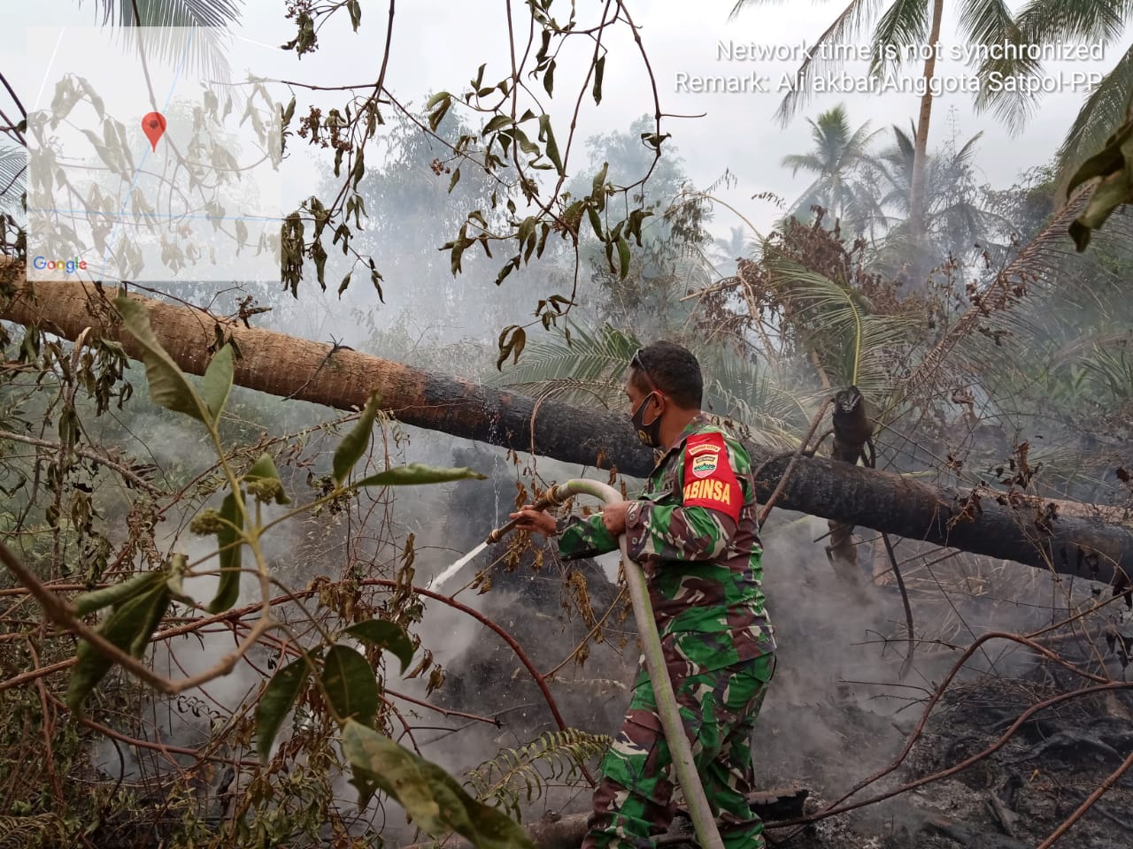 Temukan Lahan Terbakar, Babinsa Tagaraja dan Bhabinkamtibmas Sigap Lakukan Pemadaman