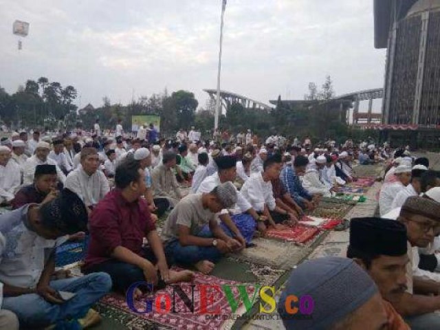 Ribuan Jamaah Membludak saat Salat Idul Adha di Halaman Kantor Gubernur Riau 