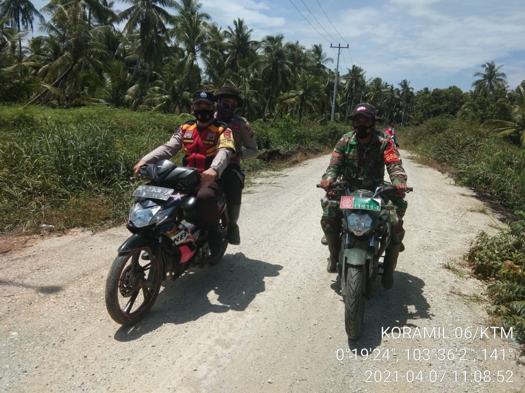 Pantau Titik Api di Wilayah Tugas, Babinsa Koramil 06/Kateman Gelar Patroli Agresif