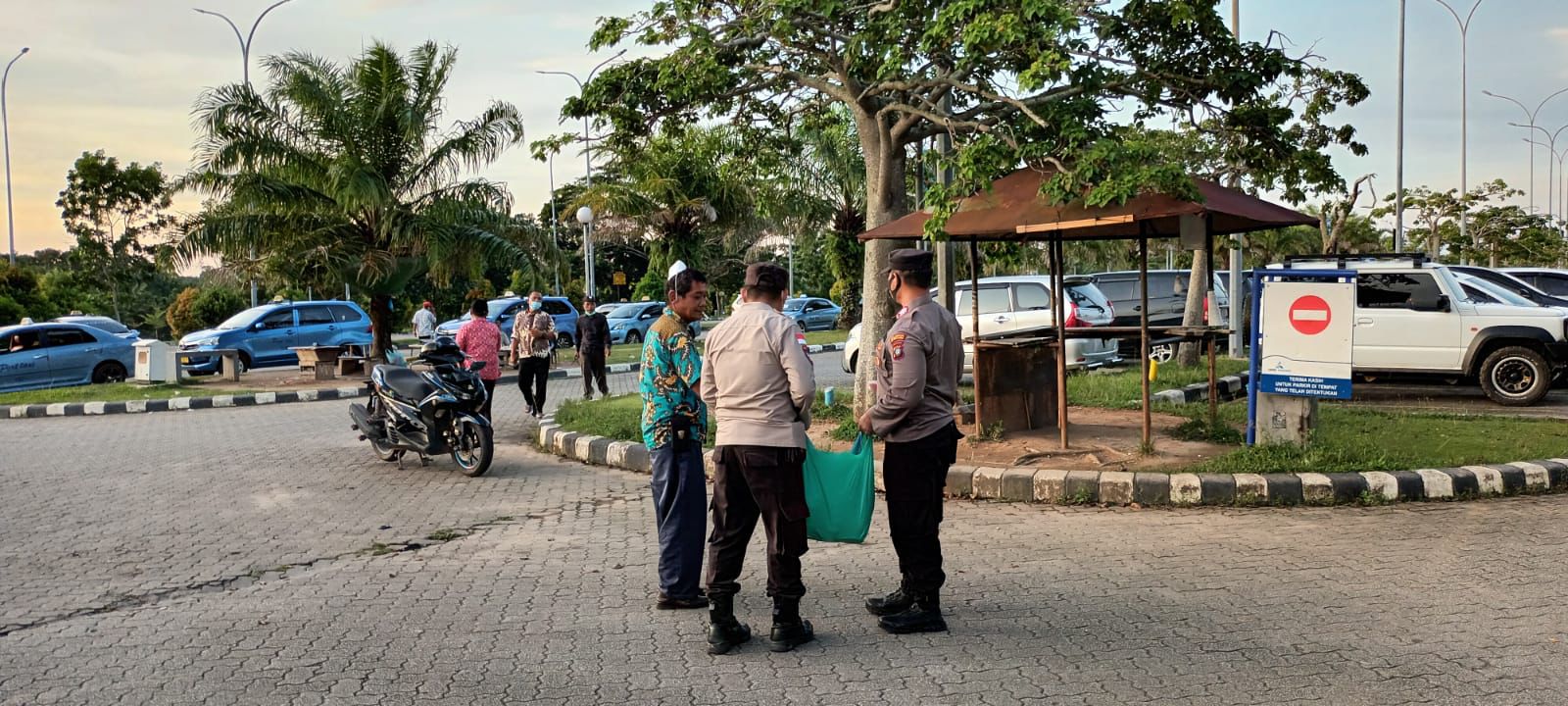 Polsek Bandara Hang Nadim Berbagi Takjil kepada Masyarakat