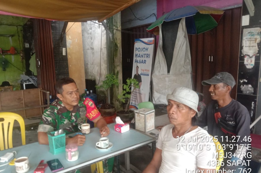 Babinsa Koramil 04/Kuindra Laksanakan Komsos untuk Meningkatkan Silaturahmi dan Keakraban