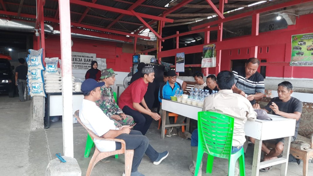 Babinsa Serma Damrianto Gelar Komsos Dengan Pemilik Gilingan Padi dan Petani Di Wilayah Binaannya