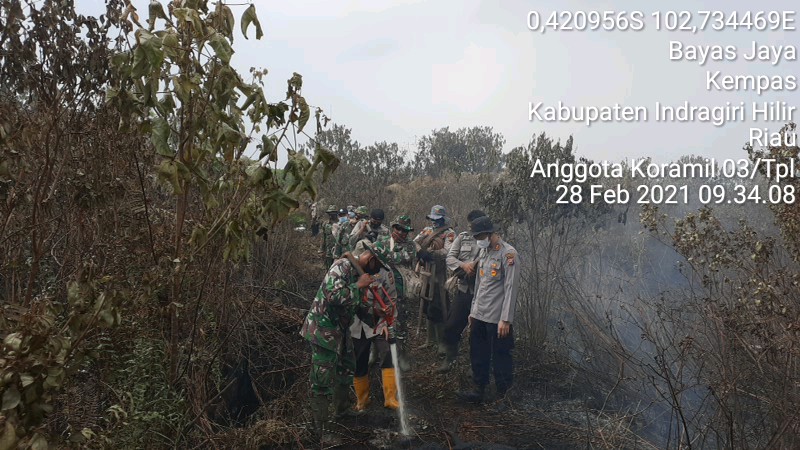 Babinsa Koramil 03/Tempuling dan Satgas Lakukan Pendinginan dan Padamkan Api