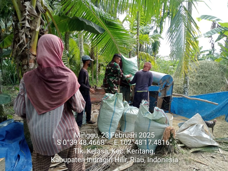 Babinsa Koramil 09/Kemuning, Kopda Bambang Widiarso, Melaksanakan Komsos/Goro Bersama Warga Desa Teluk Kelasa
