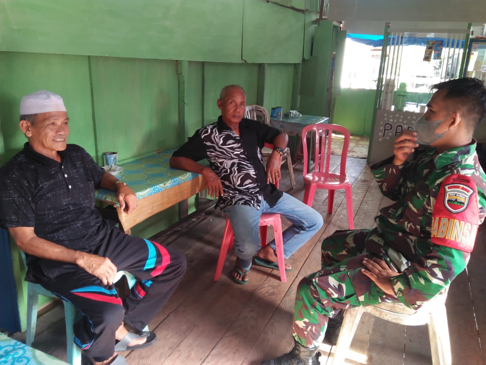 Babinsa Koramil 04/Kuindra Menghimbau Kepada Warga Pemilik Speed Boat Agar Tetap Peduli Aktifitas