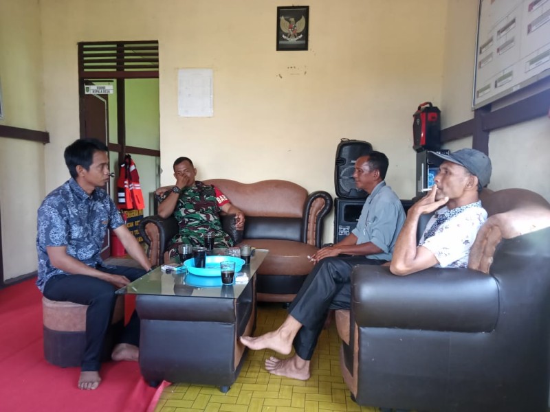 Babinsa Koramil 07/Reteh Laksanakan Komsos untuk Meningkatkan Hubungan Silaturrahmi dan Kesadaran Masyarakat