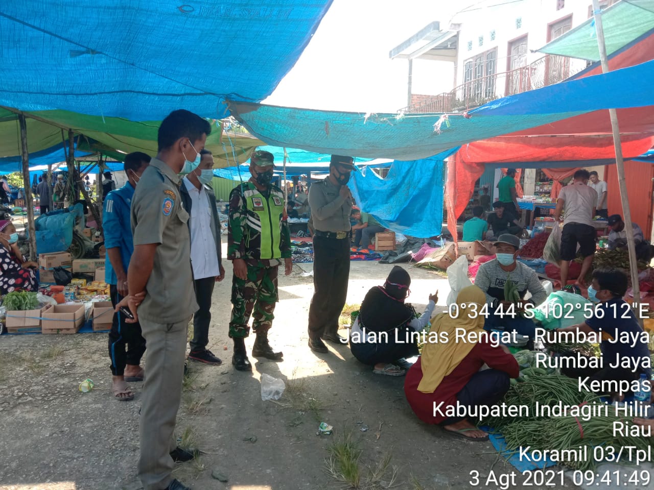 Babinsa 03/Tempuling Serta Gugus Tugas Tegakkan Prokes di Pasar Tradisional Desa Rumbai Jaya