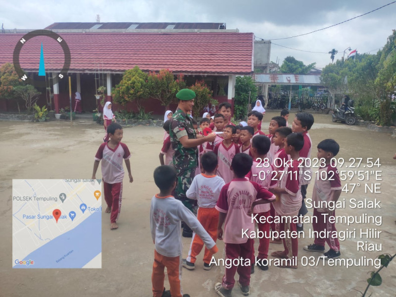Pesan Babinsa 03/Tpl Kepada Siswa Saat Komsos di SDN 001 Sungai Salak