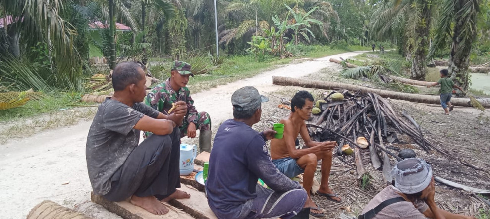 Jalin Komsos, Babinsa Koramil 09/Kmg Dekatkan Diri Bersama Masyarakat Setempat