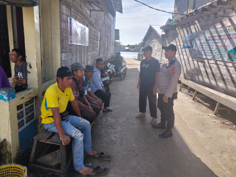 Bripka Iwan Riyadi Melaksanakan Sambang Terhadap Masyarakat Kelurahan Kuala Lahang