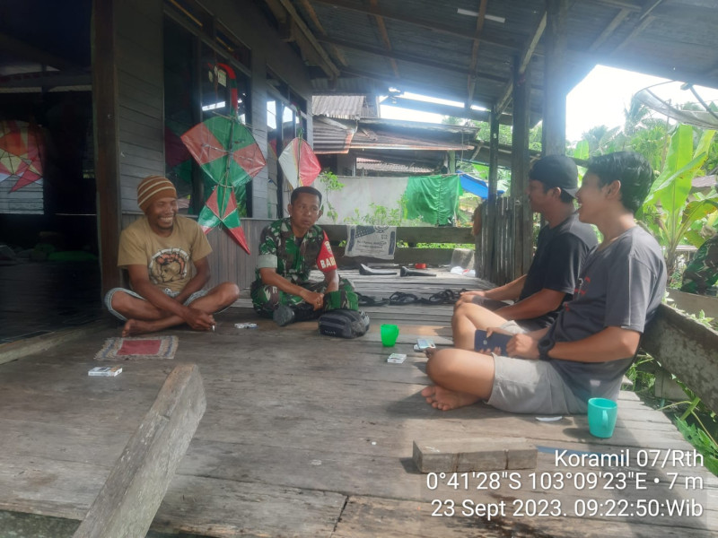 Melalui Komsos, Koramil 07/Reteh Berikan Informasi dan Sosialisasi Bahaya Narkoba dan Karhutla