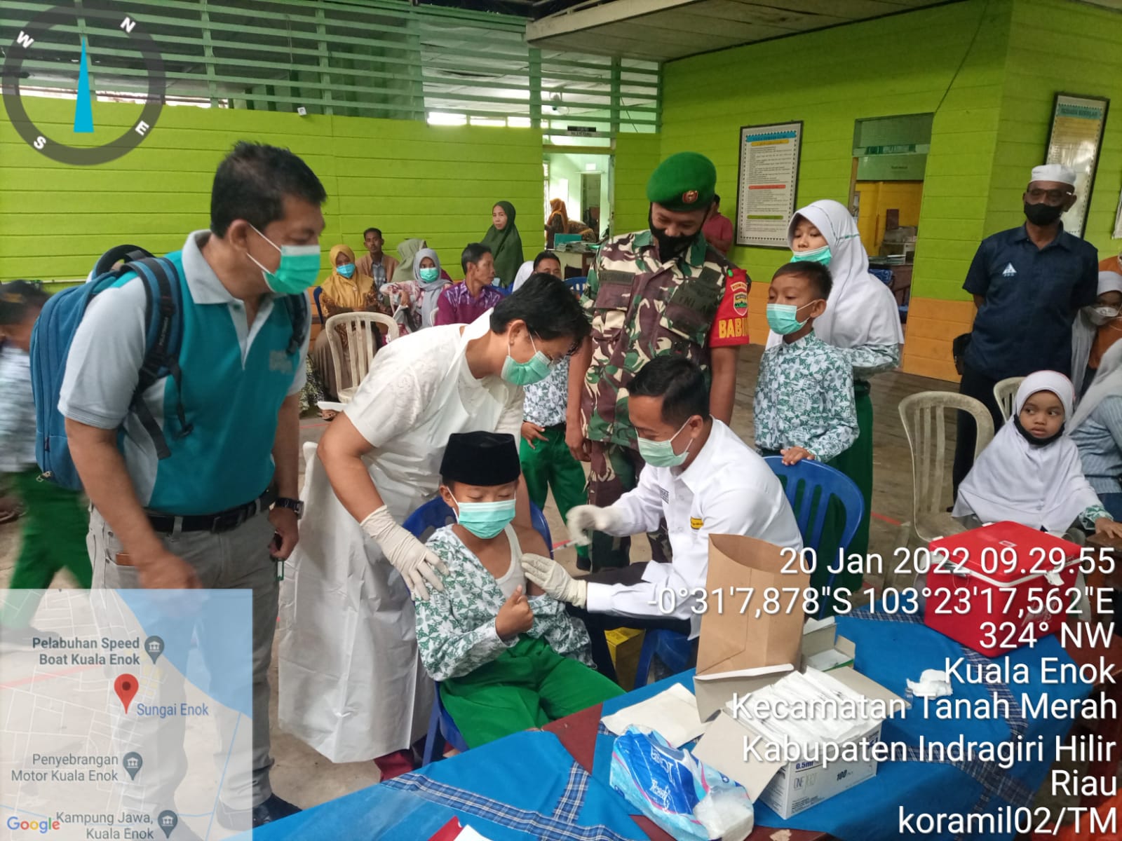 Babinsa Koramil 02/Tanah Merah Dampingi Vaksinasi di MTI YPI Kuala Enok