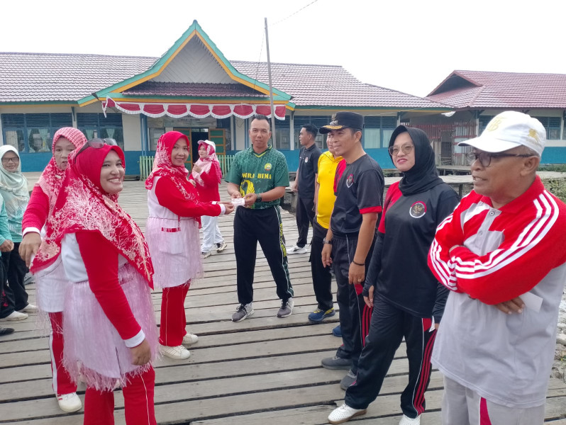 Ciptakan Suasana Damai, Danpos Concong Serma Suhaidi Koramil 04/Kdr Ikuti Jalan Santai di Kecamatan Concong