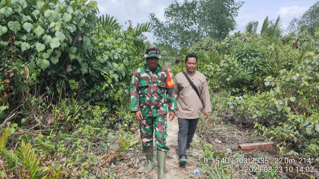 Pelaksanaan Patroli Babinsa Koramil 10/Pelangiran Mengingat Karhutla di Wilayah