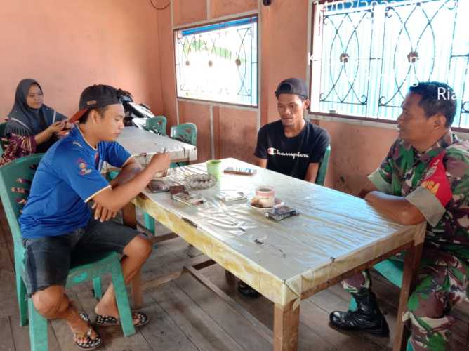 Babinsa 03/Tempuling Komsos Dengan Tokoh Pemuda Di Wilayah Desa Mumpa