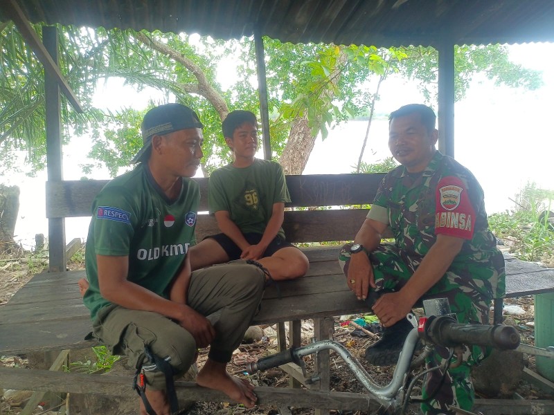 Babinsa Koramil 03/Tempuling Komsos Dengan tokoh pemuda Di Wilayah Binaan Untuk Mempererat Hubungan