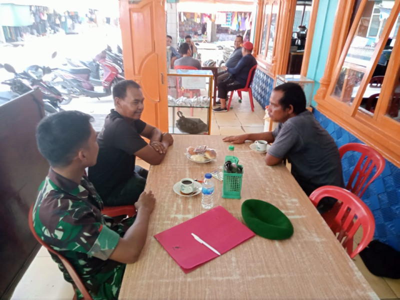 Ciptakan Keamanan di Lingkungan, Koramil 07/Reteh Giat Lakukan Komsos Dengan Masyarakat