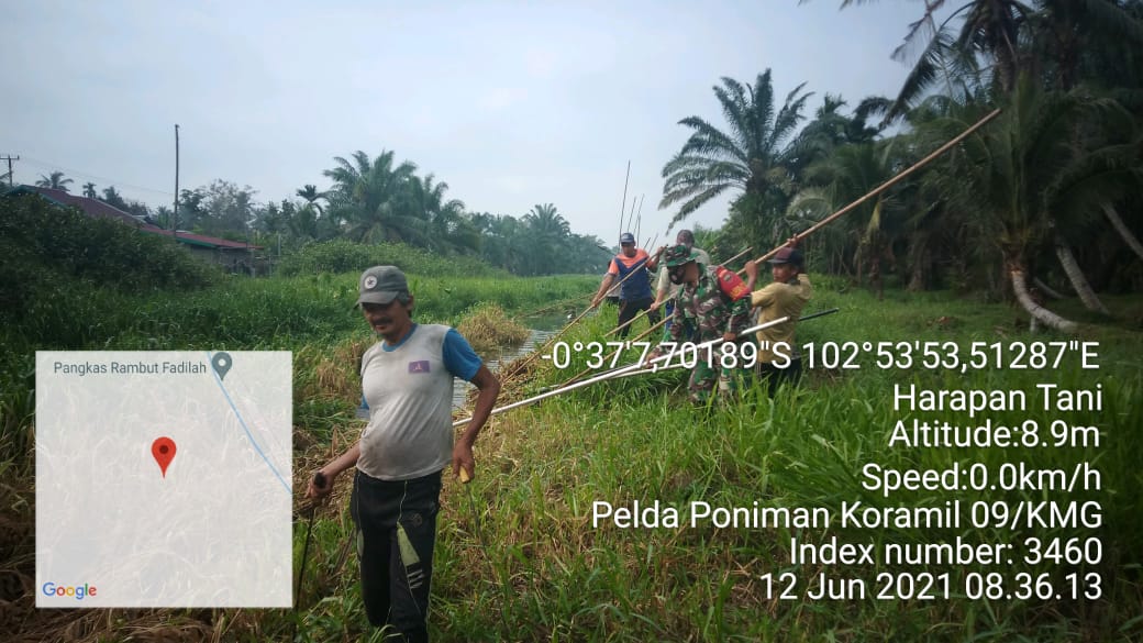 Babinsa Koramil 09/Kemuning Goro Bersama Masyarakat Bersihkan Kanal