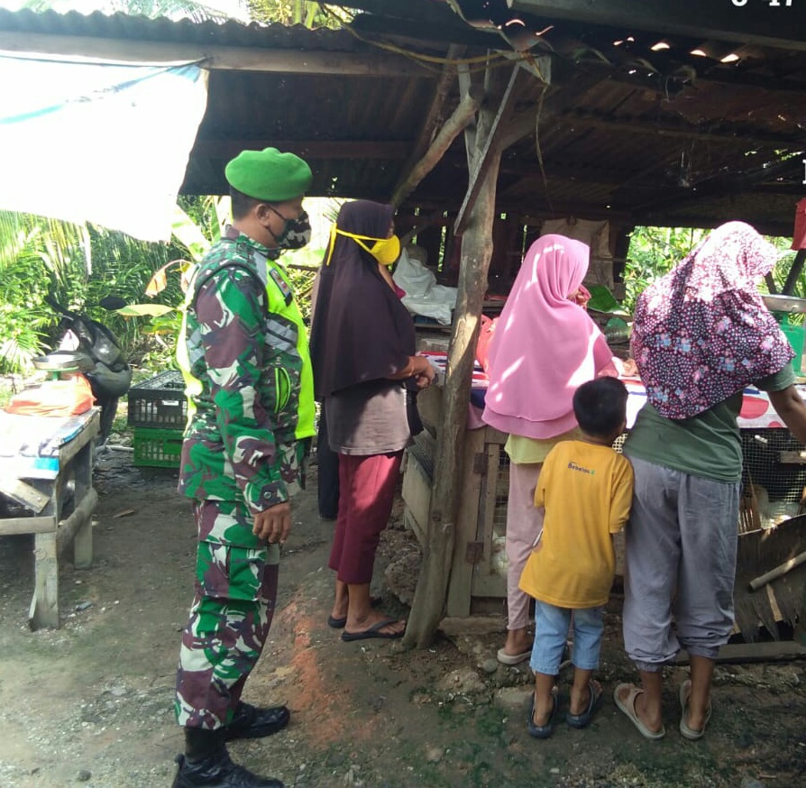 Babinsa Ajak Warganya Jalankan Prokes, Di Pasar Tradisional