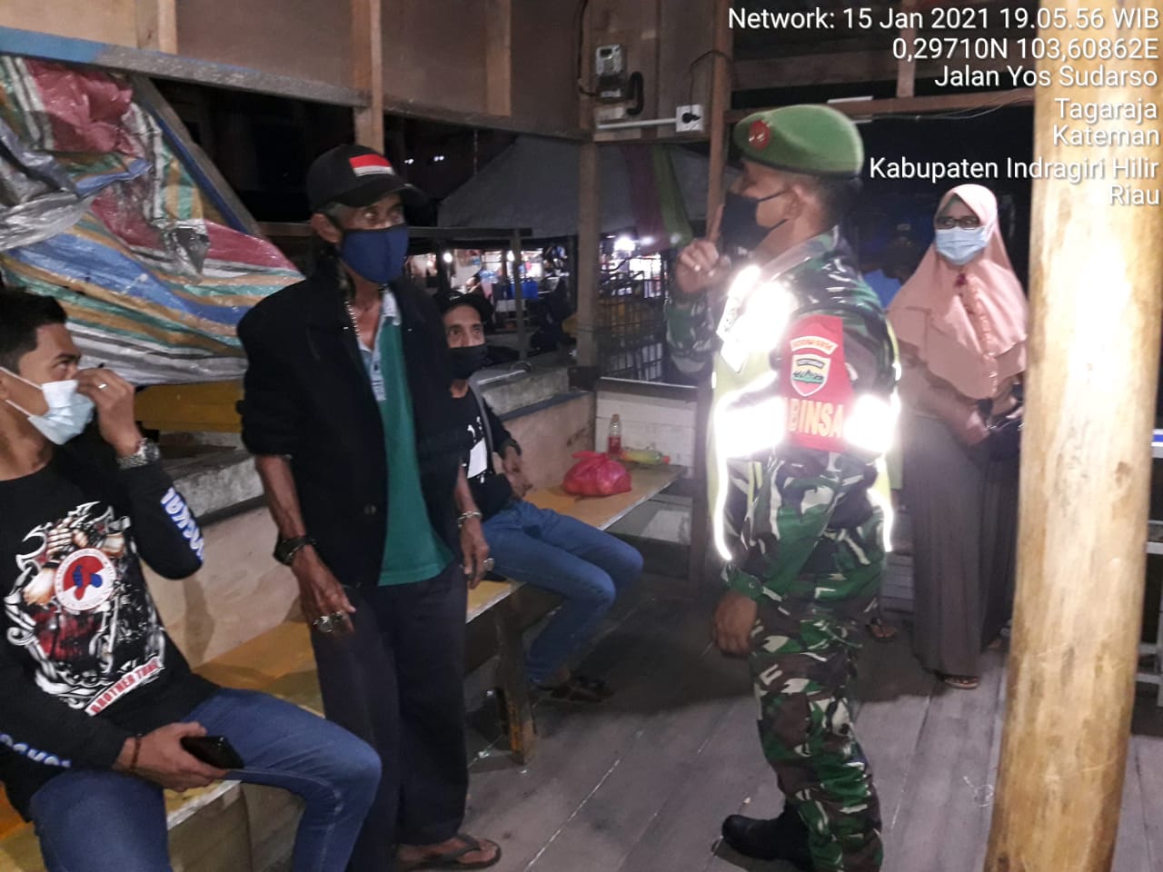 Hingga Malam Hari, Babinsa Koramil 06/Kateman Tetap Ingatkan Protkes ke Warga