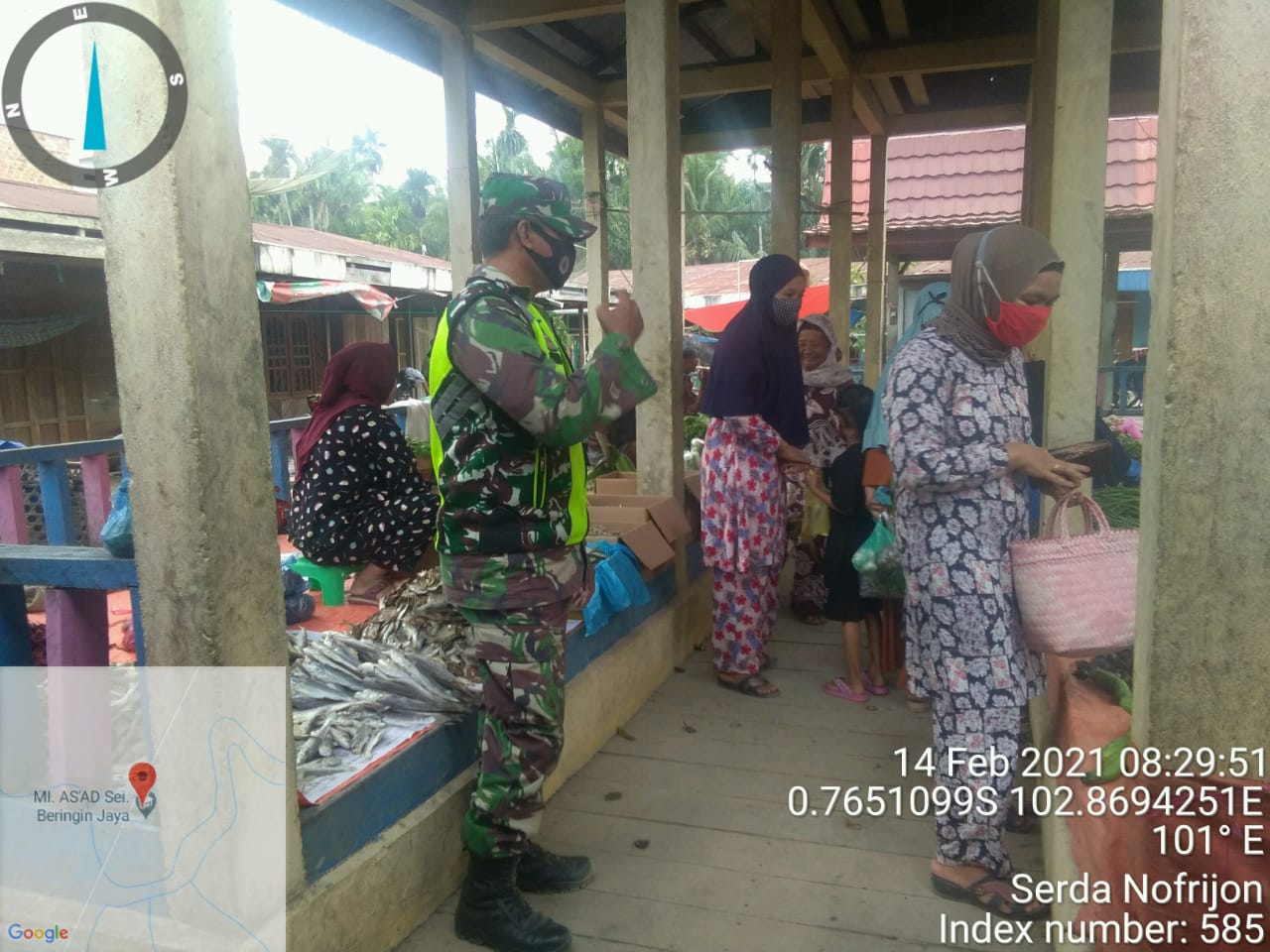 Babinsa Koramil 09/Kemuning Imbau Warga Patuhi Protkes di Pasar Kuala Keritang