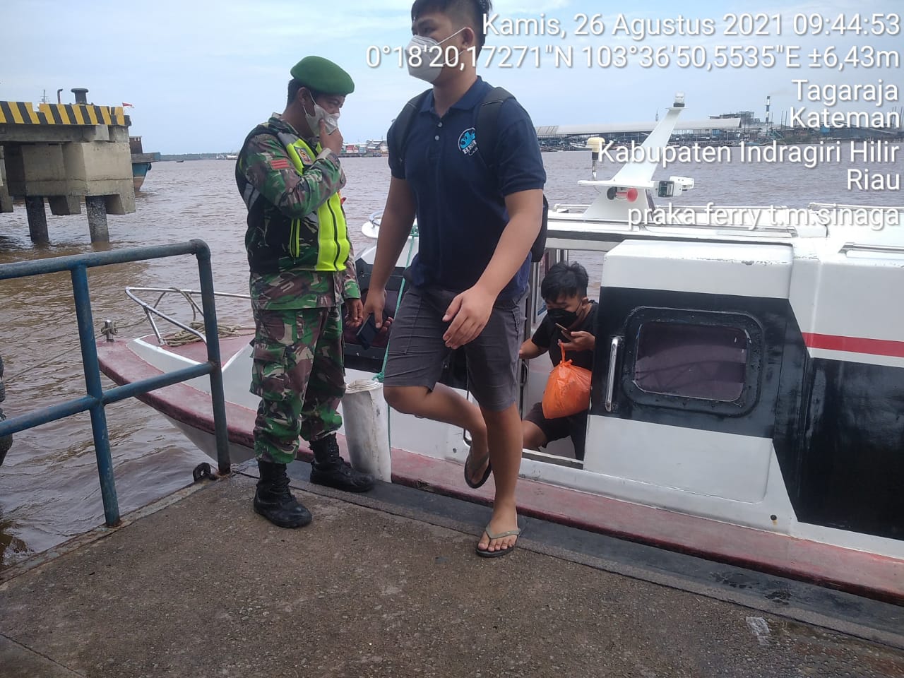 Protokol Kesehatan Terus Disosialisasikan Babinsa Koramil 06/Kateman di Pelabuhan