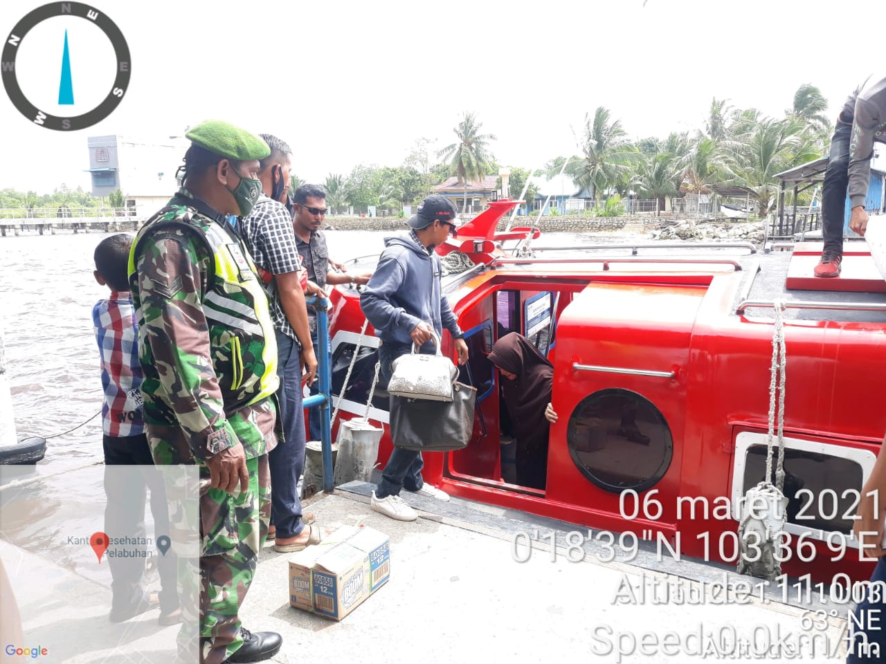 Anggota Koramil 06/Kateman Bersama Tim Pantau Warga yang Beraktifitas di Pelabuhan