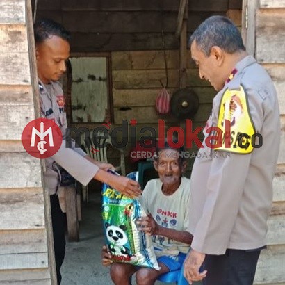 Datangi Warga Desa Simi Namrole,  Wakapolres Buru Berikan Sembako