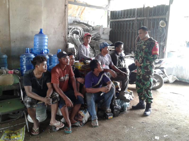 Tanamkan Kerja Sama Yang Baik, Babinsa 03/Tpl Komsos bersama pemuda dan masyarakat Desa Binaan