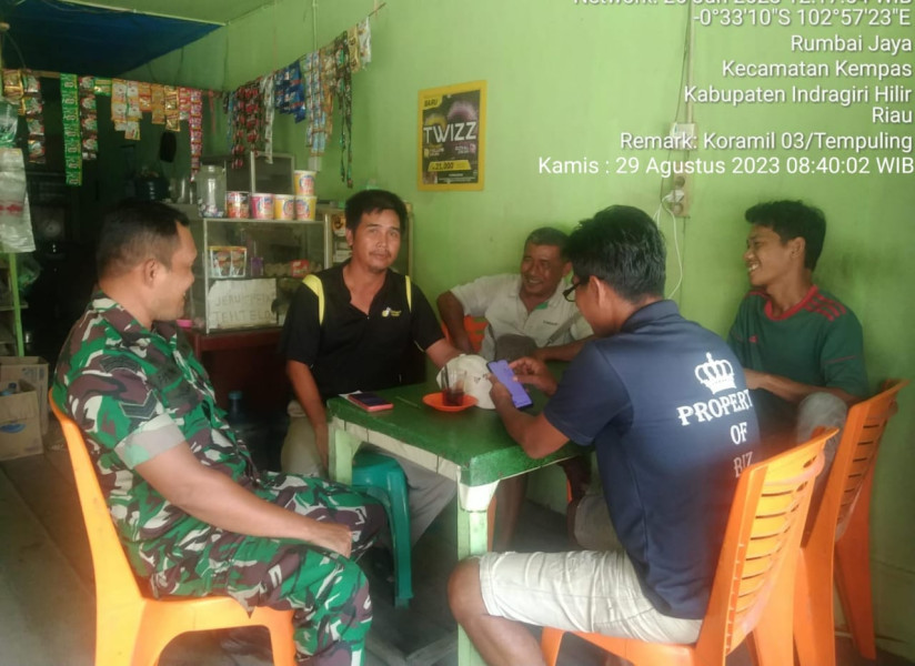 Melalui Komsos, Babinsa Danau Pulai Indah Ajak Warga Tingkatkan Keamanan Lingkungan Desa