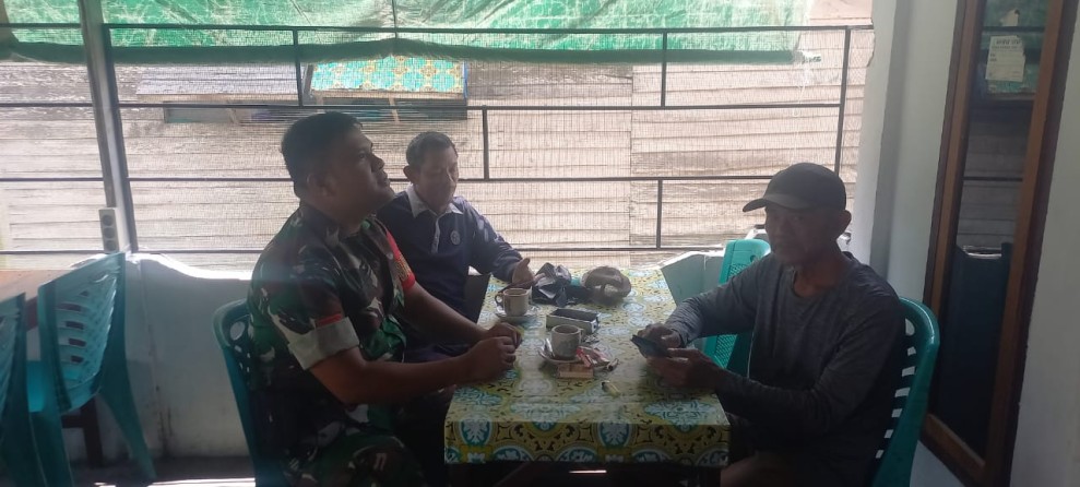 Komsos Dengan Ketua RW Babinsa Koramil 03/Tpl Serda Praka LF Siallagan Himbau Kamtibmas