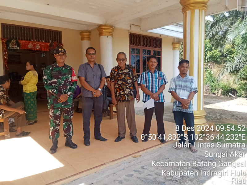 Babinsa Keritang Hulu Pantau Keamanan Ibadah Mingguan di Gereja Dusun Sempang