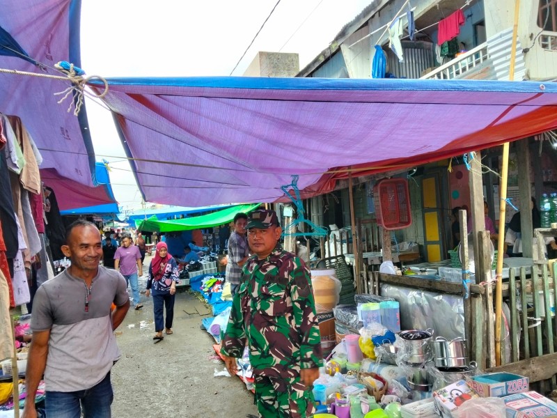 Babinsa Koramil 05/Gas Serma Tota Sambang dan Patroli Pasar Di Kuala Lahang