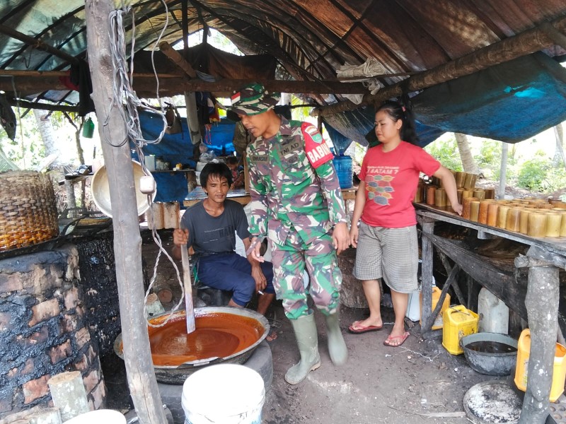 Dukung Dan Motifasi, Babinsa Koramil 03/Tpl Sambangi Warga Pembuat Gula Merah