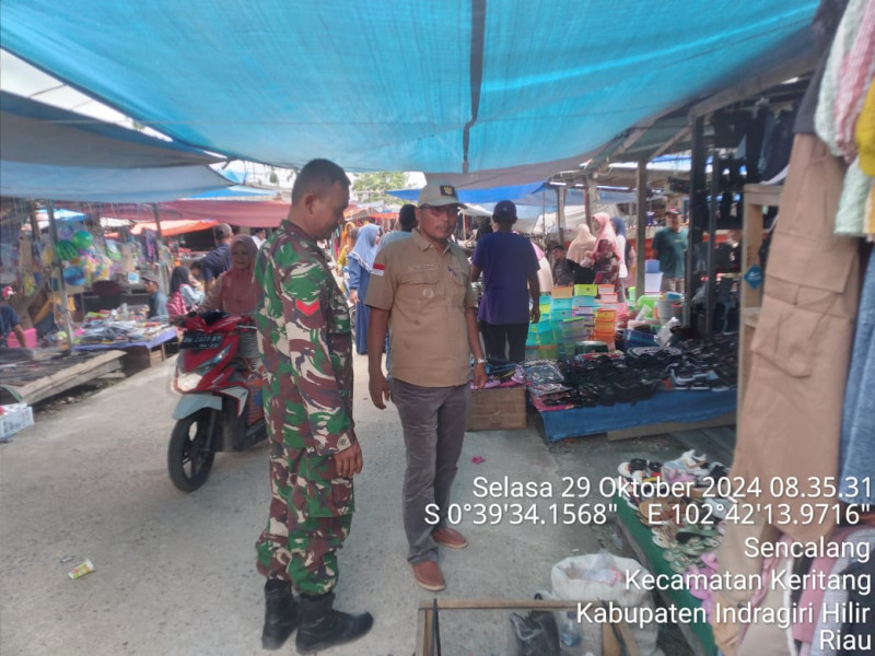 Dengan Komsos, Babinsa Koramil 09/Kemuning Pantau Perkembangan Situasi di Desa Sencalang