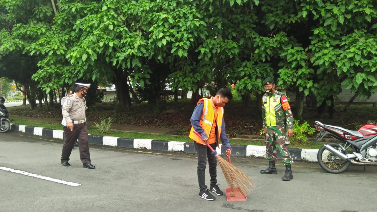 TNI-Polri dan Satpol PP Siak Laksanakan Operasi Yustisi Penegakan Prokes di Kota Siak