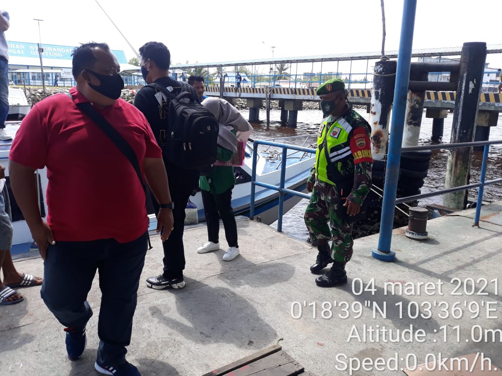 Personil Koramil 06/Kateman Bersama Satgas Gabungan Pantau Pelabuhan HK