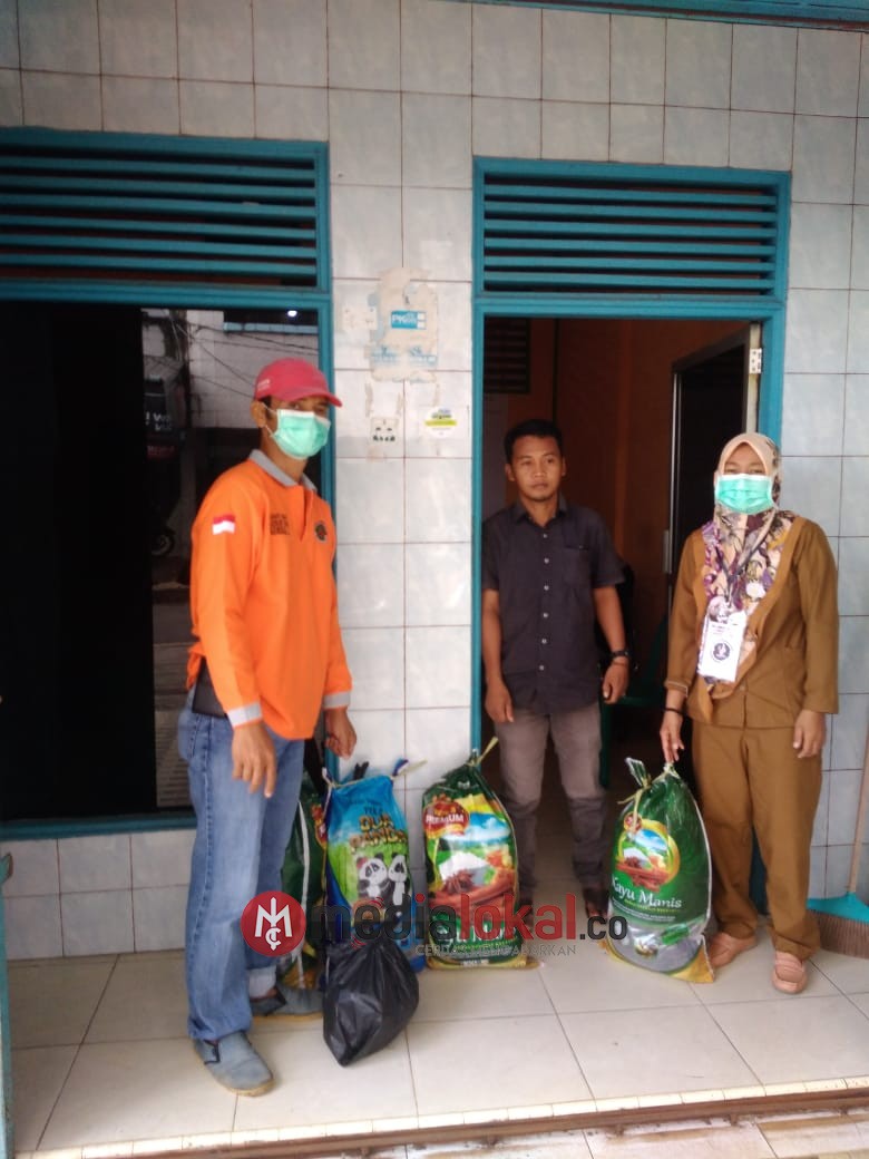 Bantu Warga yang Terdampak Covid-19, PGRI Tanah Merah Berikan Bantuan Sembako dan Masker