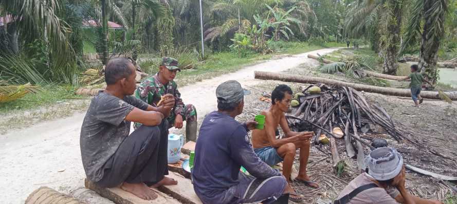 Babinsa Koramil 09/Kemuning Jalin Hubungan Yang Harmonis Di Binaan