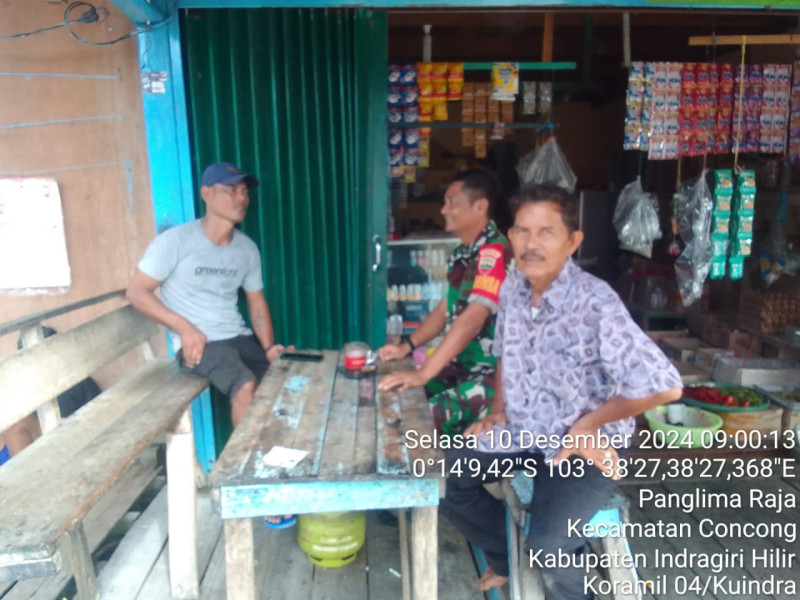 Babinsa Koramil 04/Kuindra Kodim 0314/Inhil Perkuat Hubungan dengan Masyarakat Setempat