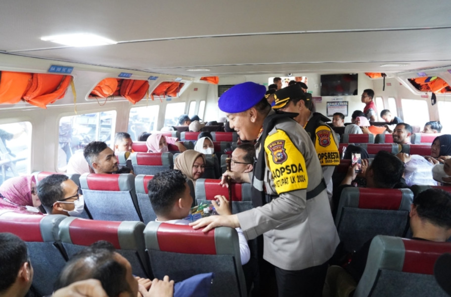 Kapolda Riau Pimpin Patroli Arus Balik Mudik Perairan Riau