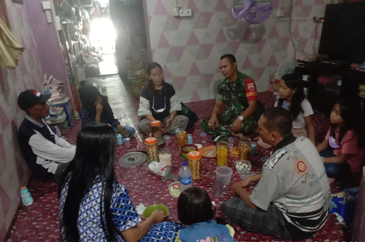 Dalam Suasana Lebaran Idul Fitri, Serda Ronald Manalu Lakukan Komsos Bersama Warga