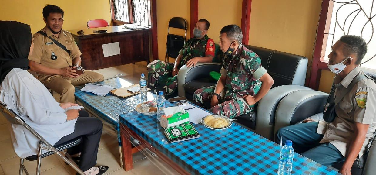 Danramil 03/Tempuling Komsos Bersama Kepala Desa Bayas Jaya