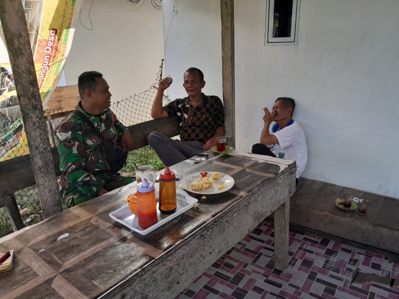 Dengan Komsos, Babinsa Koramil 05/Gas Serda Ricky Tingkatkan Kerjasama yang Baik Bersama Warga