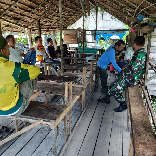 Babinsa Koramil 05/Gas Serda Rudi Hartono Laksanakan Komsos Dalam Membina Komunikasi Sosial Bersama Masyarakat