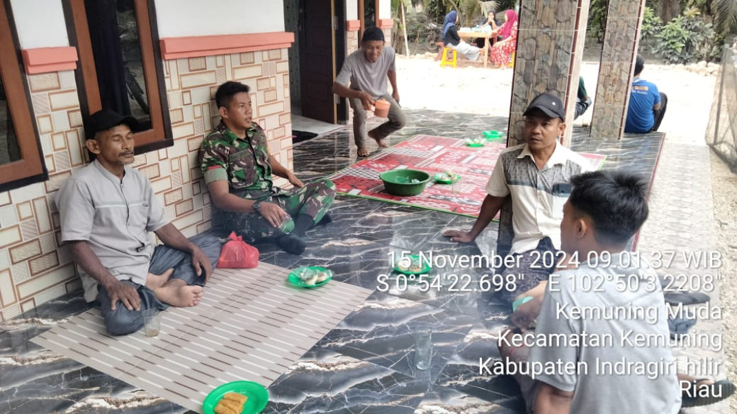 Tingkatkan Rasa Kekeluargaan Antar Sesama Melalui Komsos Dengan Babinsa Koramil 09/Kemuning