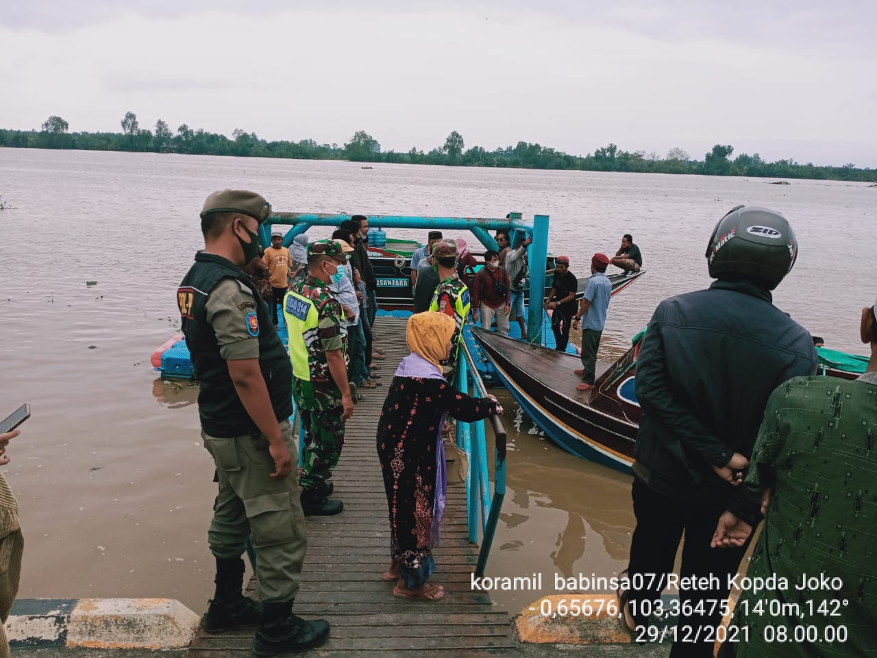 Tegakkan Protkes, Babinsa 07/Reteh Juga Ajak Warga untuk Vaksin